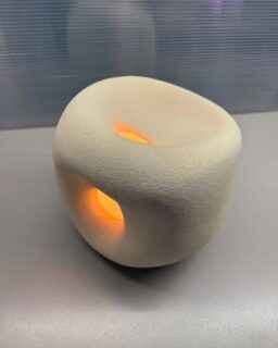 Edison’s dream 
Έργο 7
Exhibit 7
Stoneware unglazed 
By @mik_sparopoulos @yoso.artlab 
#groupceramicsexhibit #stoneware #ceramiclighting #offwhite #edisonsdream #handbuilding #greekceramics #uniqueceramics #bespokeceramics #syros #syrosisland #chimera_artandcraft #chimeraculturesyros